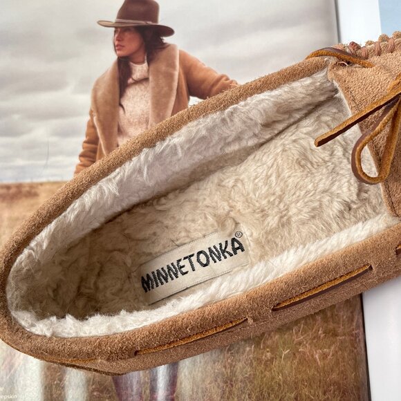 MINNETONKA Women's Sheepskin Rubber Sole Slippers: Size 9; EXCELLENT CONDITION - Picture 4 of 9